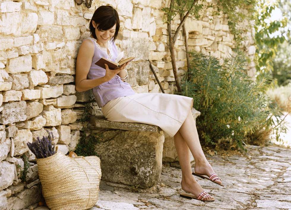 Femme sur banc